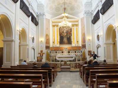 L�interno del luogo di culto svela altari intarsiati in marmo policromo, dipinti seicenteschi e settecenteschi e statue tardo-barocche